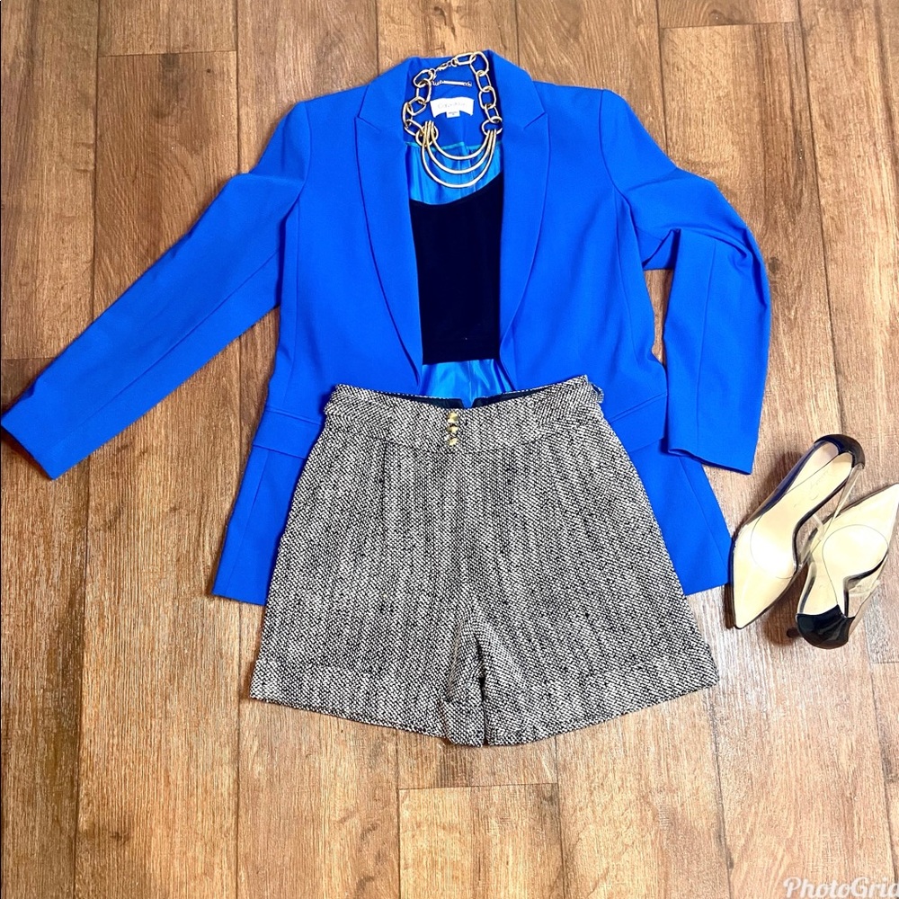 Gorgeous tweed shorts. Perfect with a blazer and heels!!